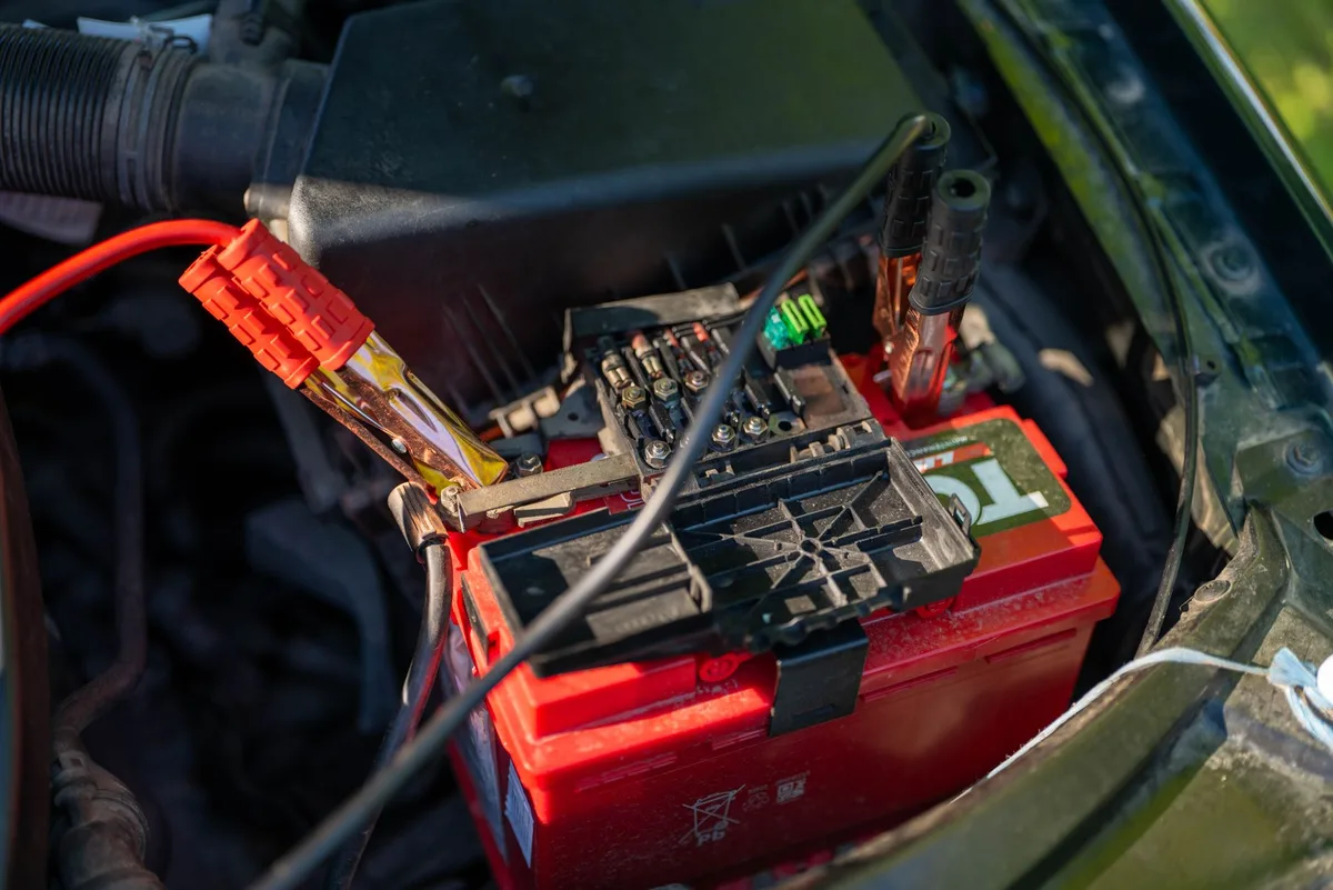 Personne branchant le chargeur sur la batterie d'un vélo électrique avant qu'elle n'atteigne 20&nbsp;%