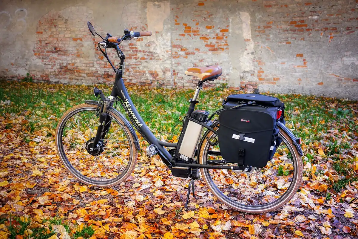 Personne anonyme recharge une batterie de vélo électrique avec un chargeur