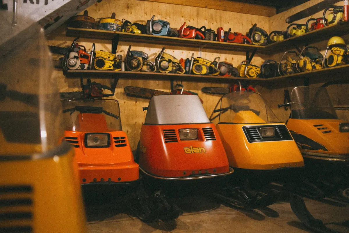 Batterie stockée à environ 40&nbsp;% sur une étagère dans un garage sec