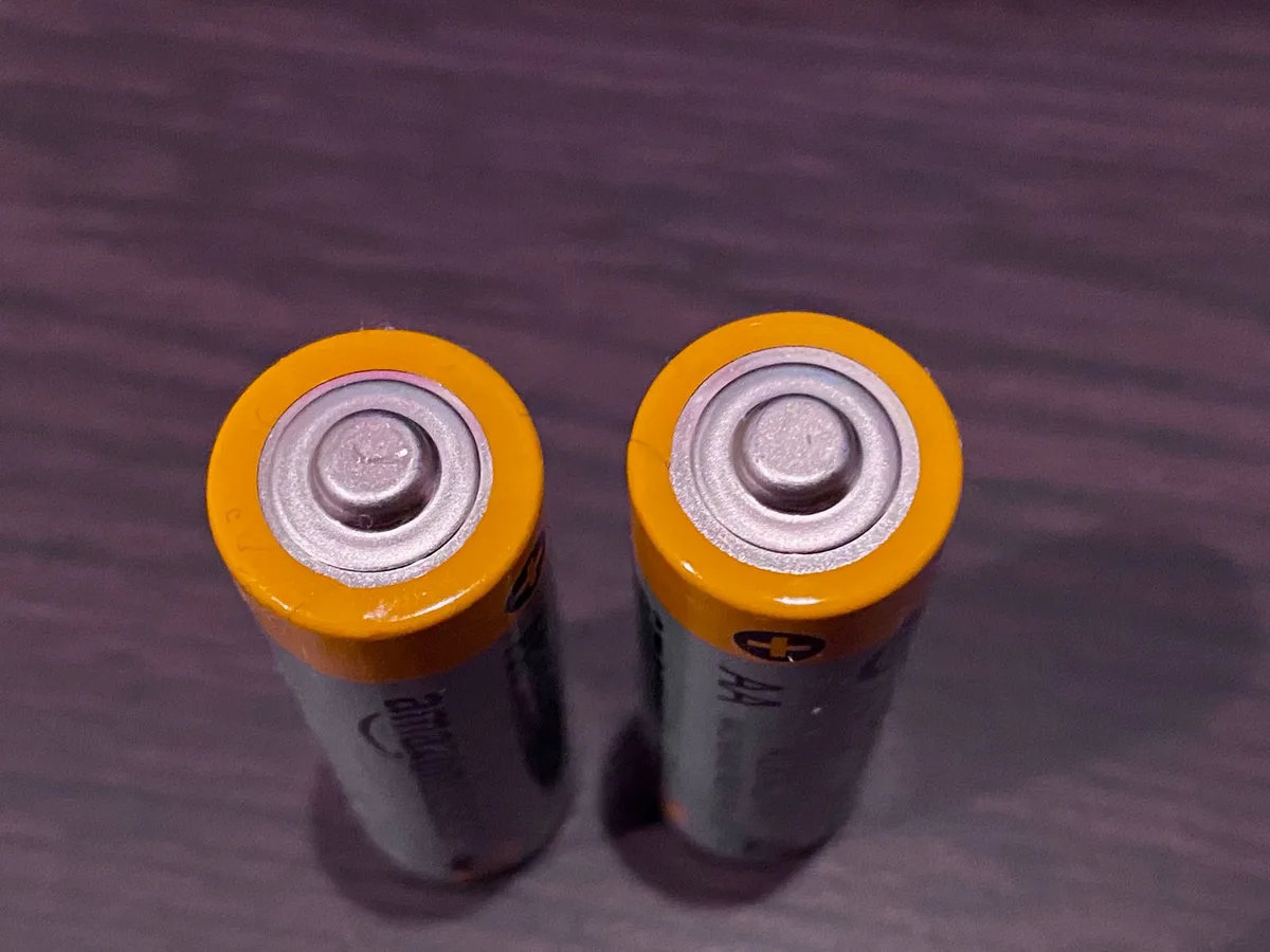 Batterie stockée à environ 40% dans un coffre sec et tempéré