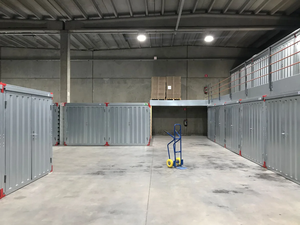 Batterie stockée dans un endroit sec et tempéré à environ 40 % de charge