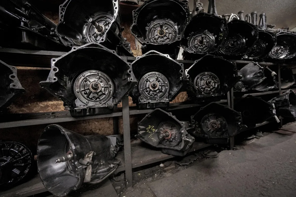Batterie de vélo électrique stockée à environ 40 % sur une étagère dans un garage propre