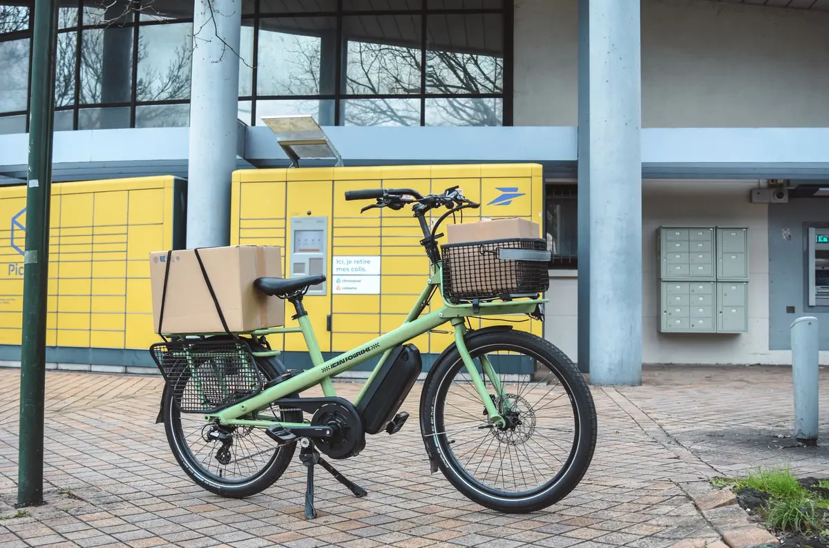 Batterie de vélo électrique stockée sur une étagère avec niveau de charge modéré