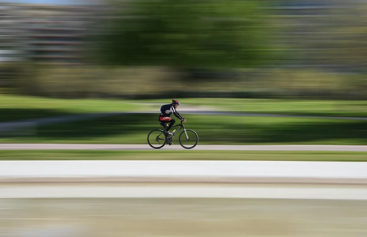 Batterie de vélo électrique stockée sur une étagère dans un endroit sec et frais