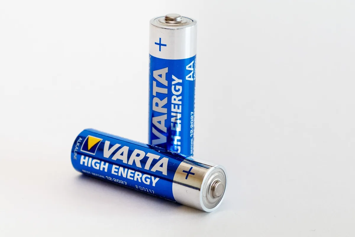 Batterie de vélo électrique stockée à environ 40 % sur une étagère tempérée