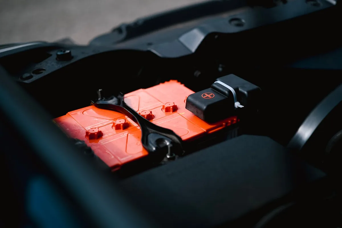 Batterie de vélo électrique stockée sur une étagère dans un garage sec et tempéré