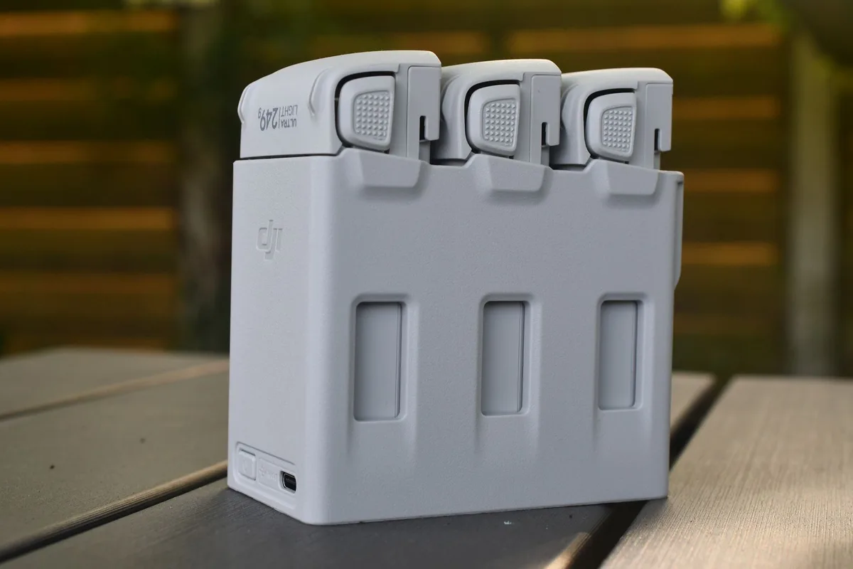 Batterie stockée sur une étagère avec un niveau de charge intermédiaire