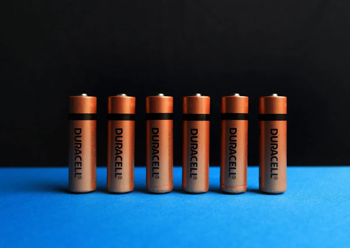 Batterie de vélo stockée à l'intérieur sur une étagère