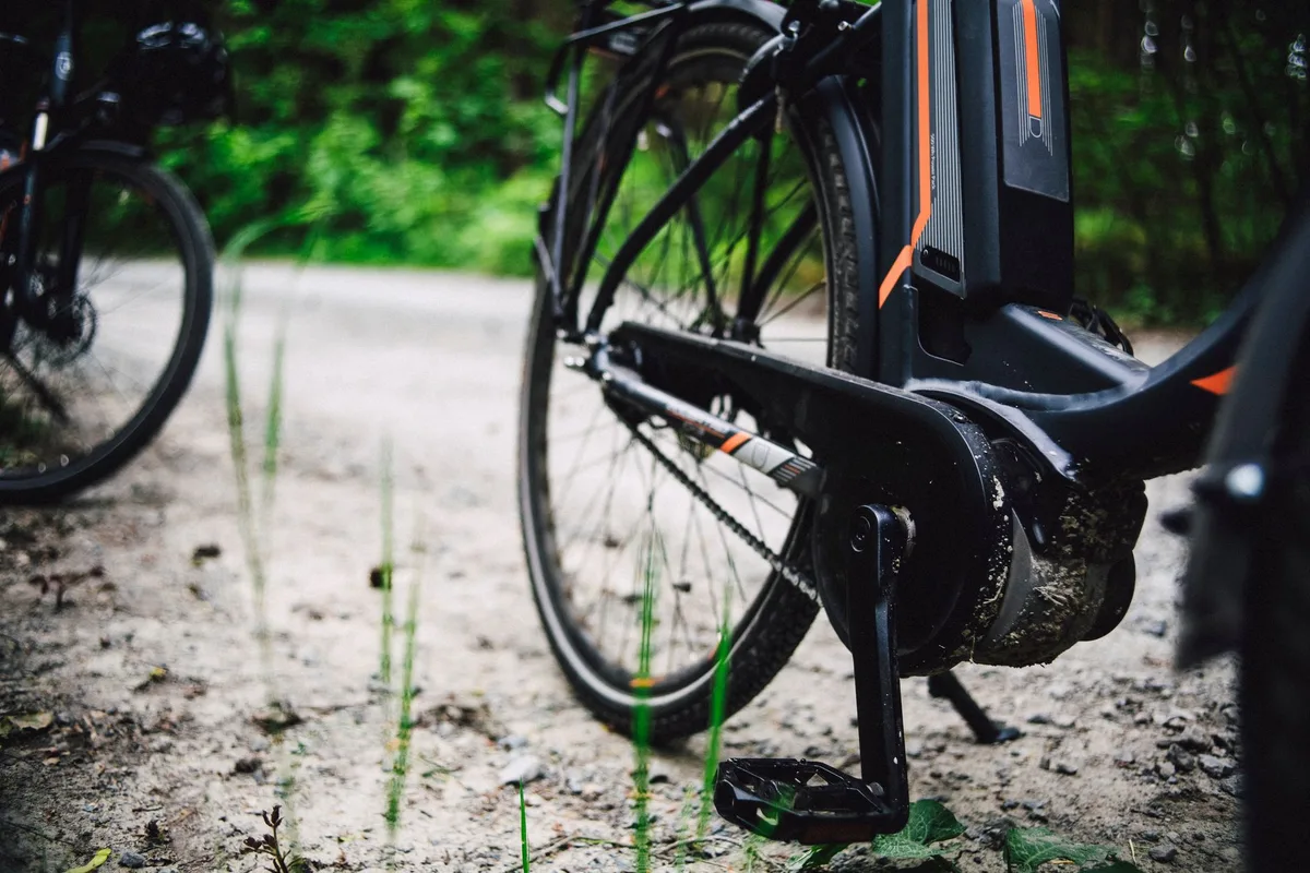 Batterie de vélo électrique stockée sur une étagère intérieure à mi-charge