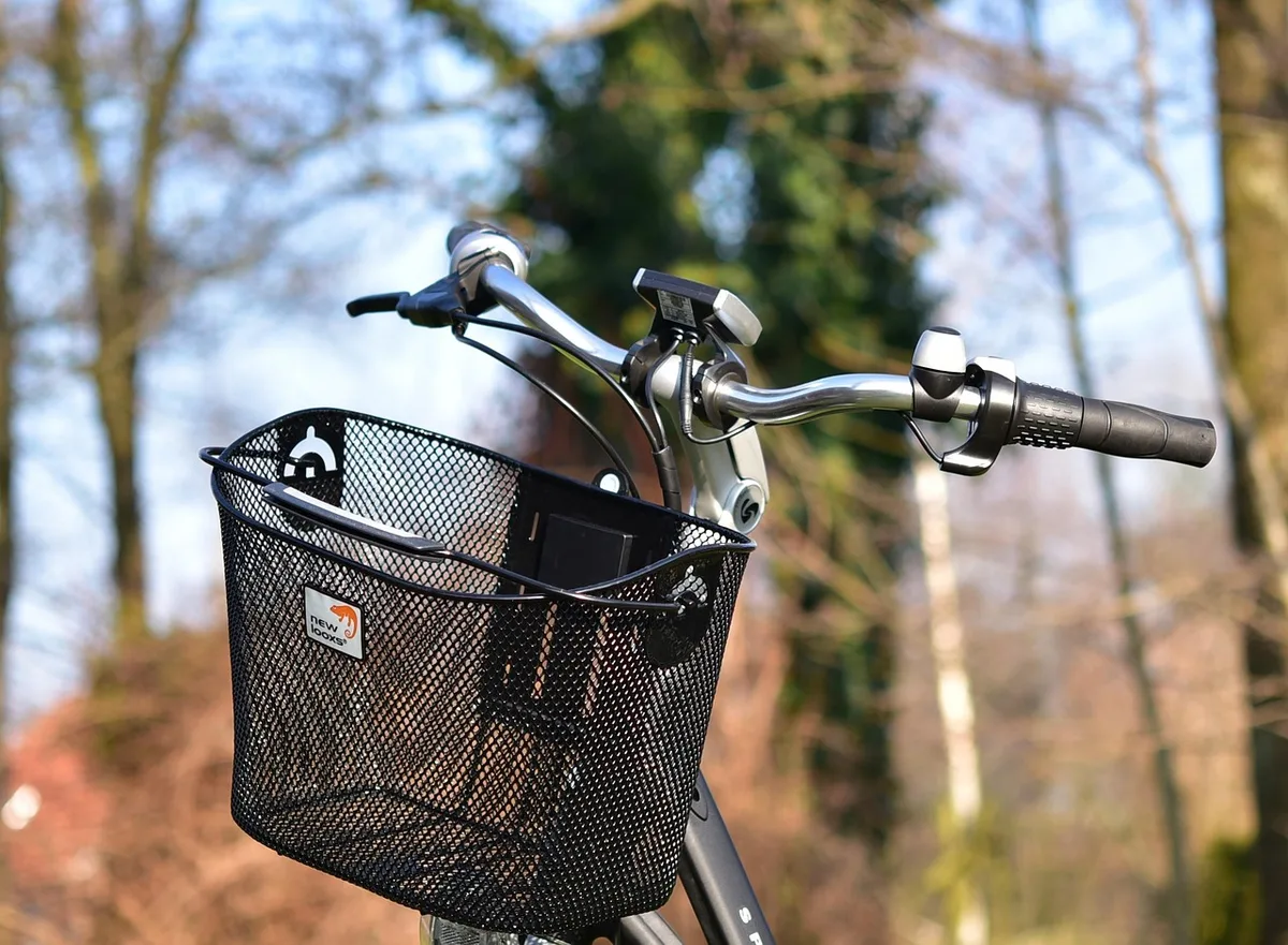 Batterie de vélo électrique stockée sur une étagère dans un garage sec