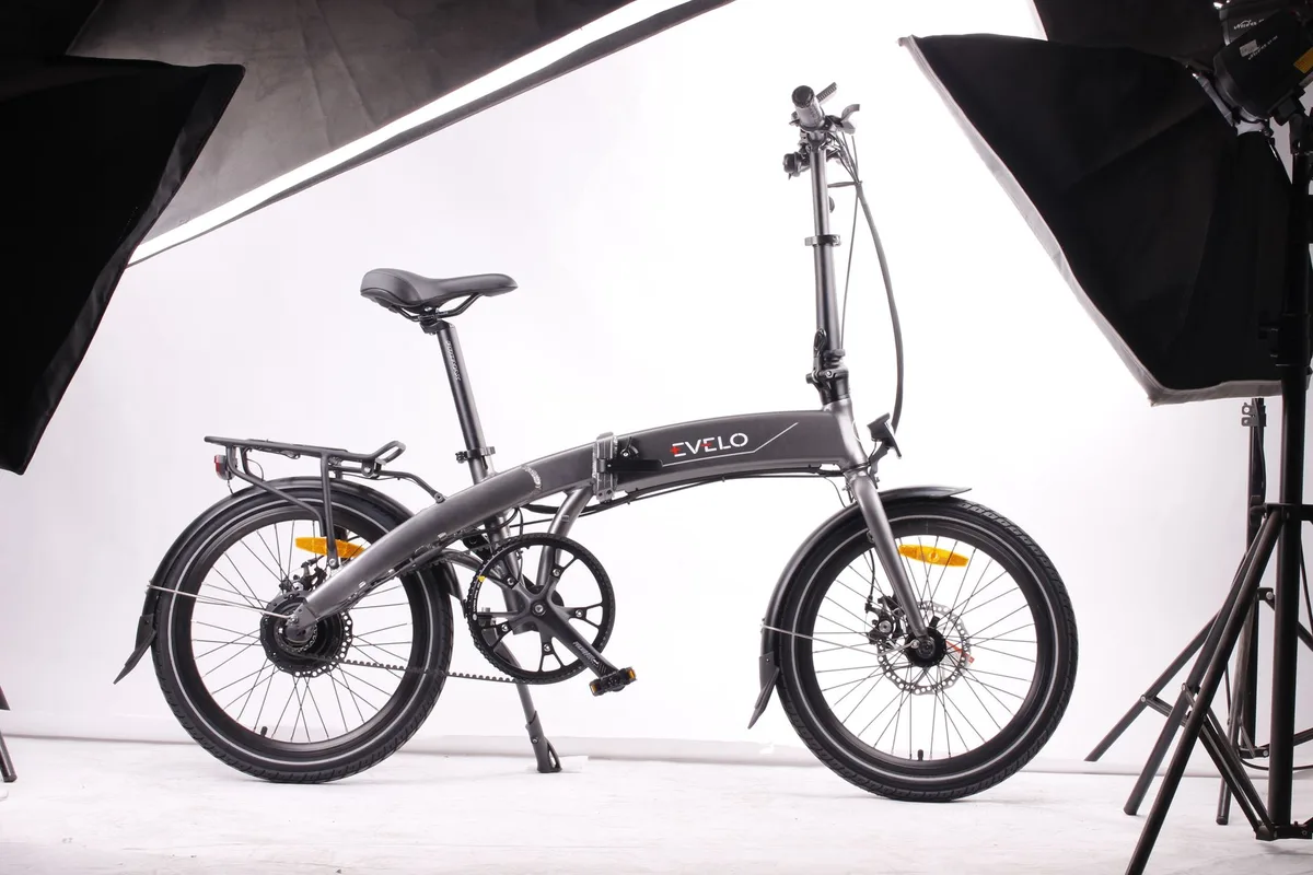 Batterie de vélo électrique stockée à environ 40% sur une étagère dans un endroit sec