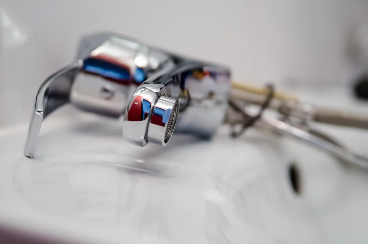 Batterie de vélo rangée dans un endroit sec et frais avec niveau de charge modéré