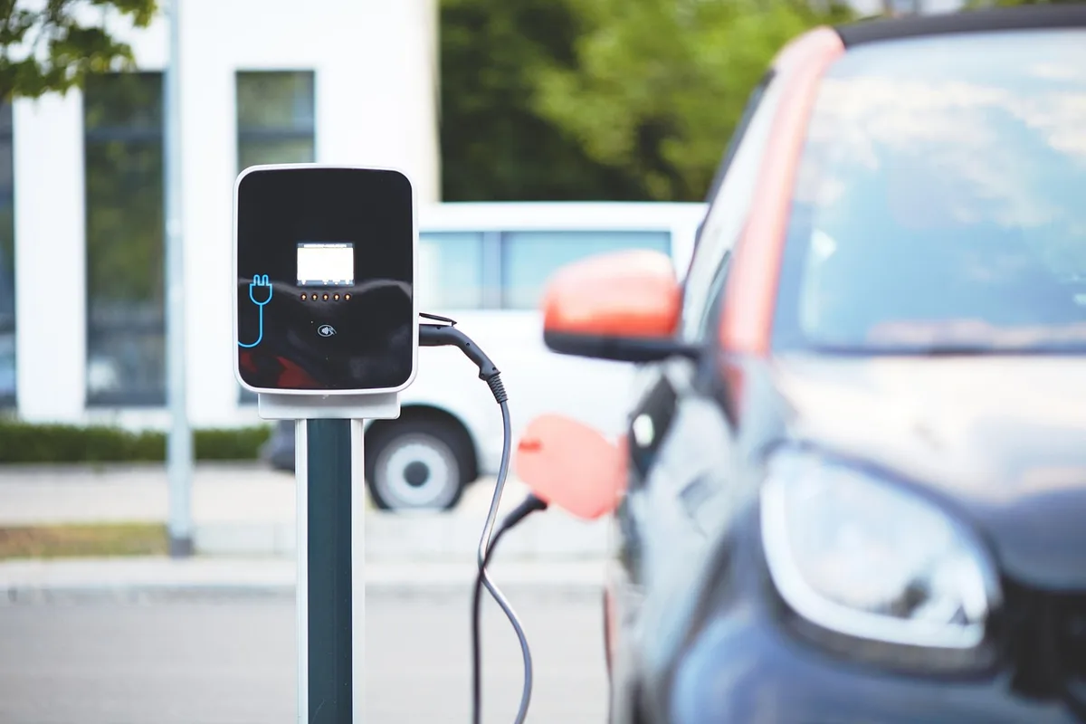 Vélo électrique avec batterie amovible posée sur une table dans un intérieur clair
