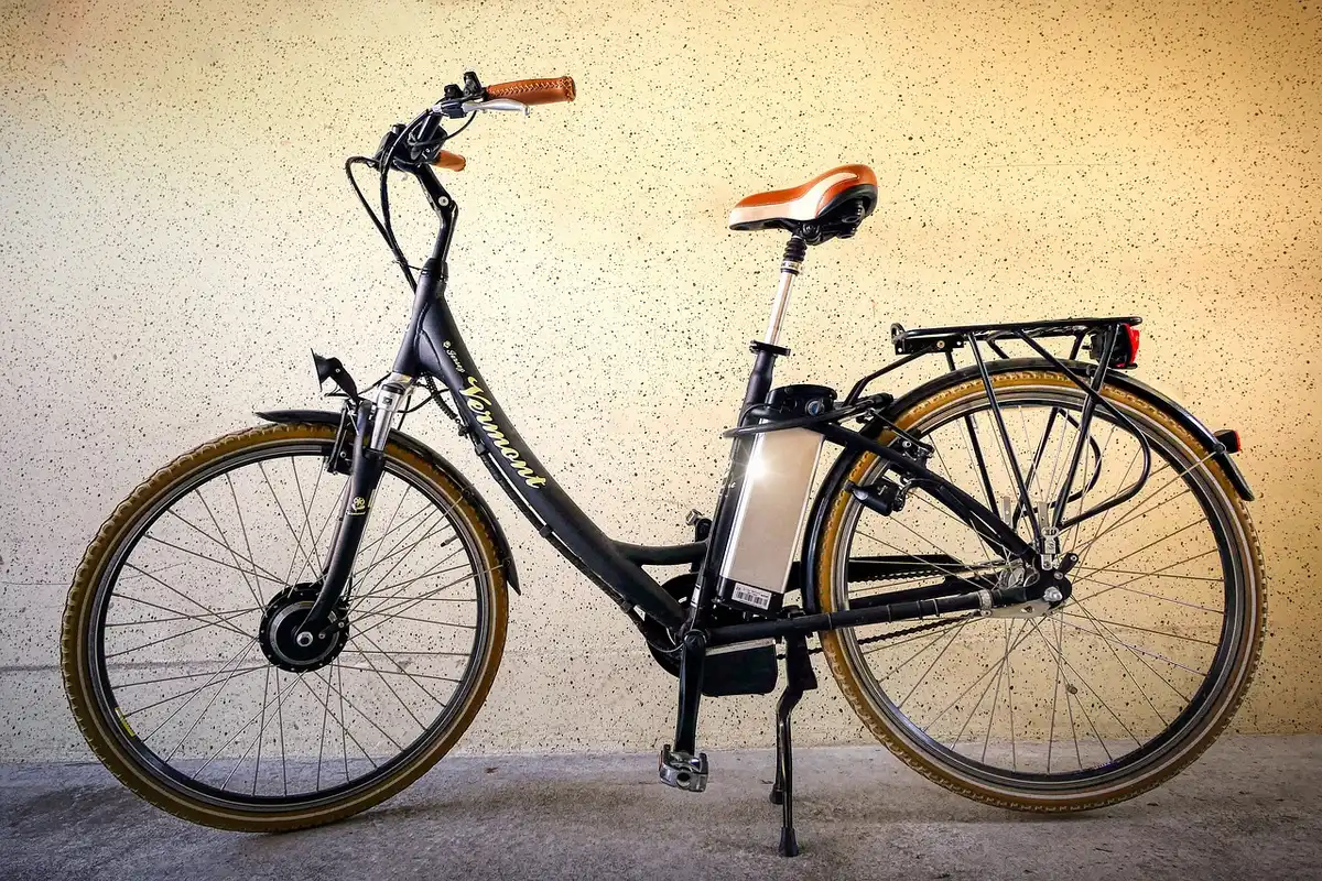 Mains amovible de batterie de vélo électrique retirée dans un garage