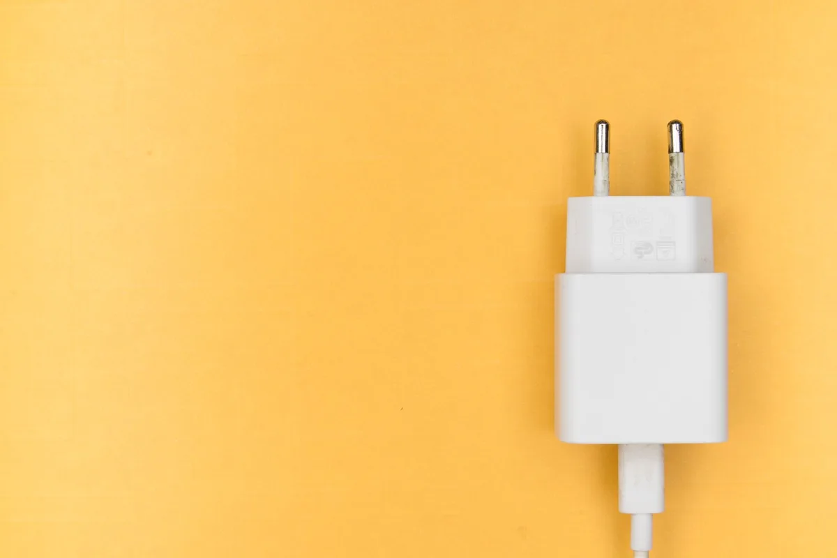 Batterie de vélo électrique posée sur un établi avec câble de chargeur