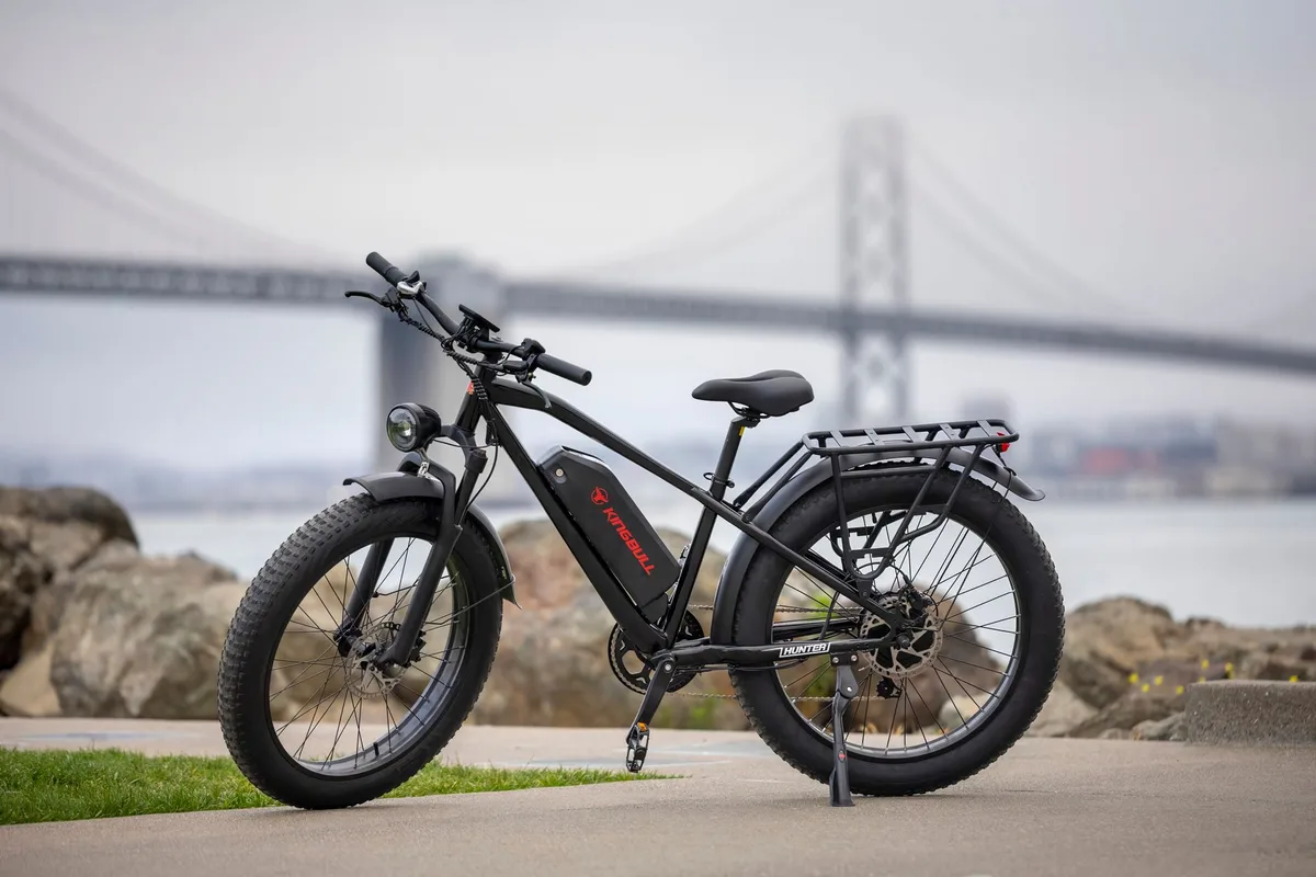 Vélo électrique garé et batterie amovible posée à côté avec chargeur