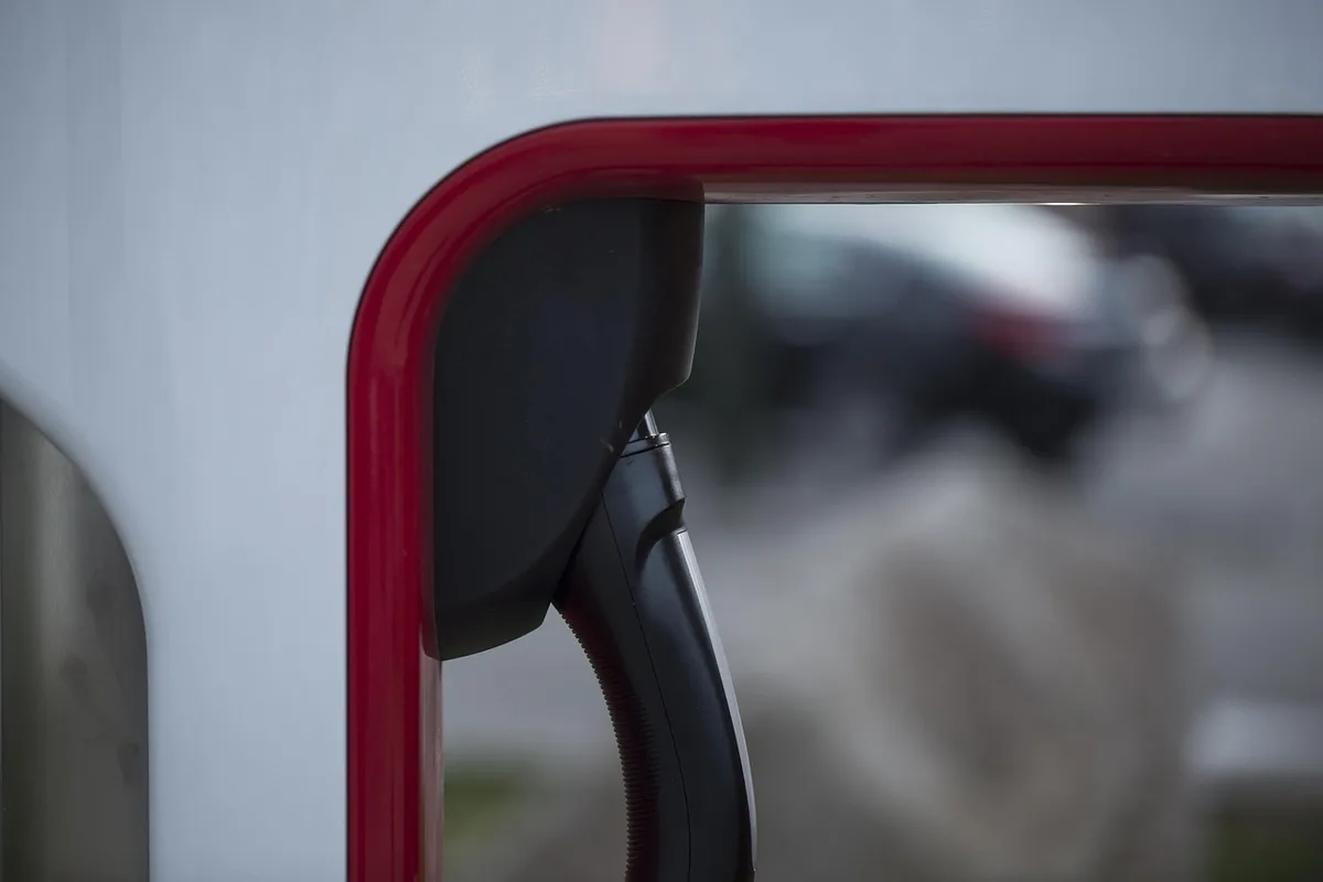 Batterie de vélo électrique sur un établi avec chiffon et chargeur débranché