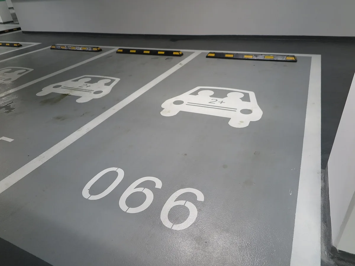 Batterie de vélo électrique montée sur cadre, chargeur débranché dans un garage lumineux