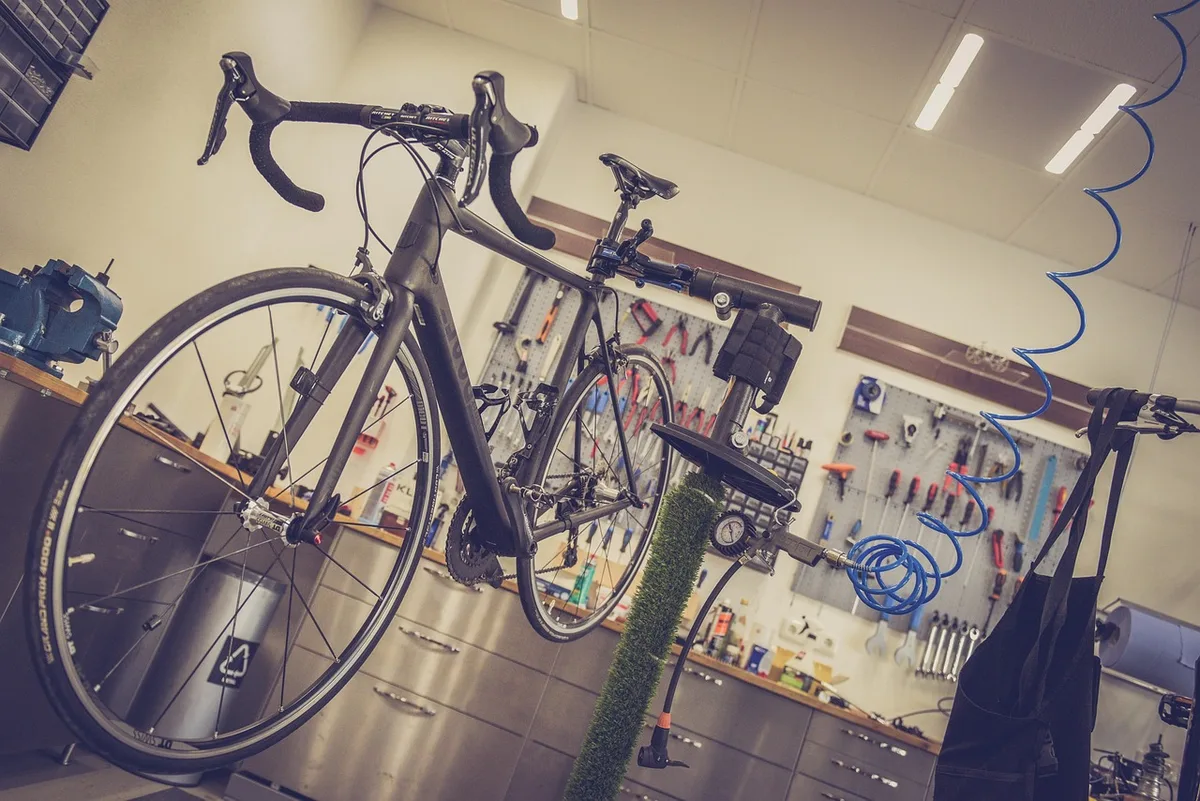 Guidon de vélo électrique et batterie amovible posés sur une table d'atelier