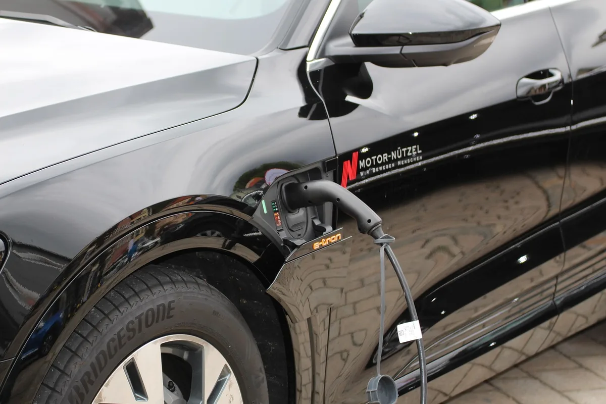 Batterie de vélo électrique intégrée en train d’être branchée dans un atelier lumineux